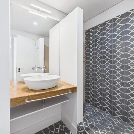 아파트 Bright 1br W/ Ac Near Cais Do Sodre | By Airnest